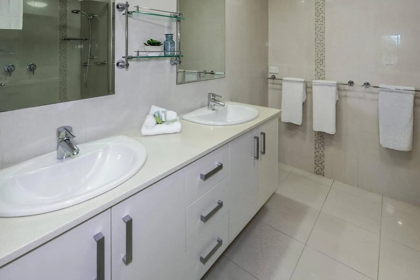 Aqua Aura - Bask In Beachfront Living Palm Cove