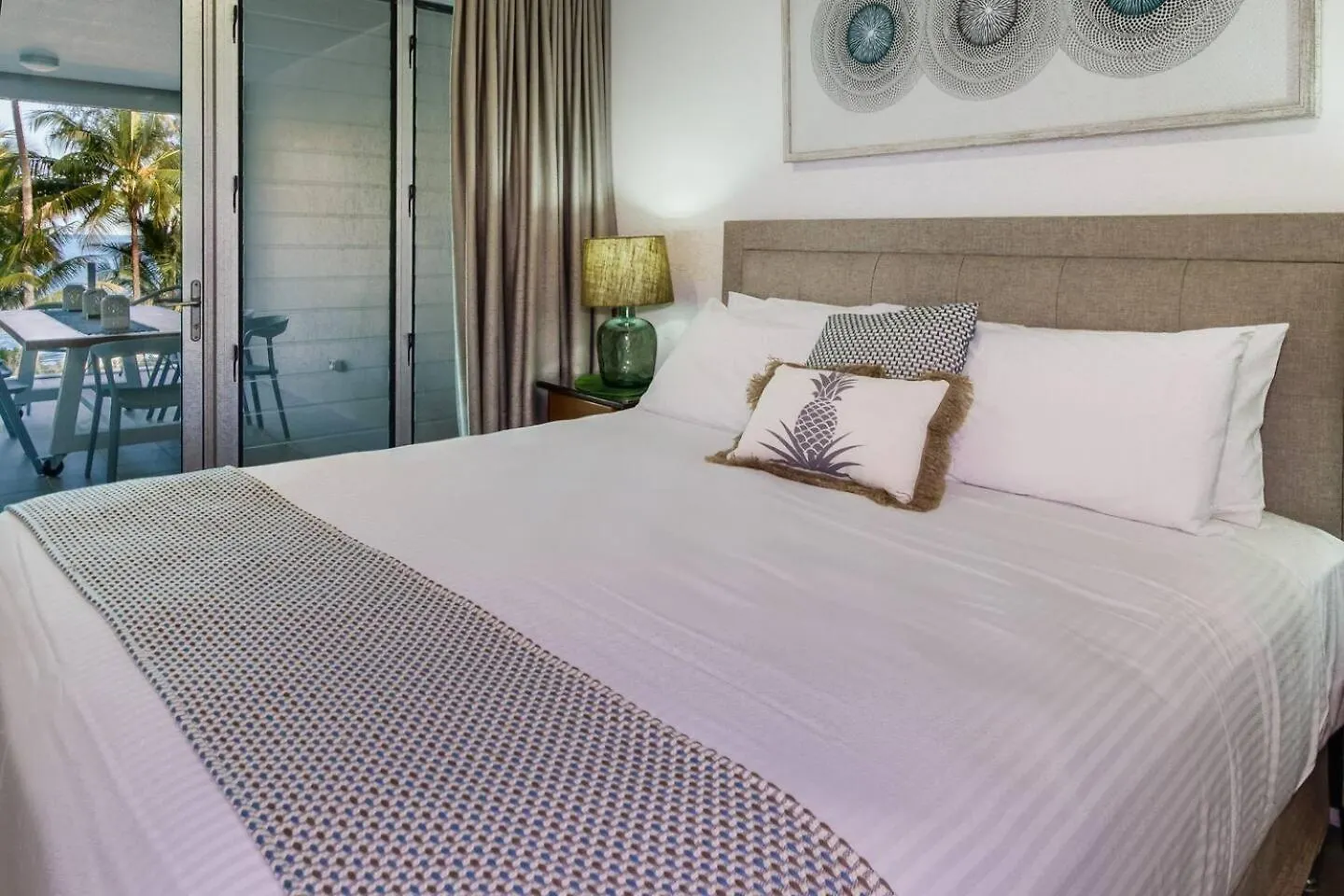 Aqua Aura - Bask In Beachfront Living Palm Cove Apartment